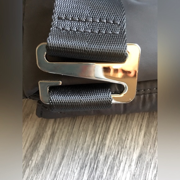 CARAA X ATHLETA Puffer Crossbody Bag / Dark Grey - Picture 11 of 16